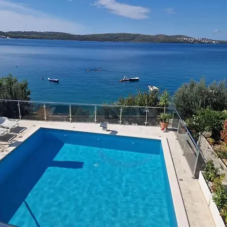 Two-bedroom With Sea View A1 شقة تروغير