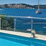 Two-bedroom With Sea View A1 아파트 트로기르
